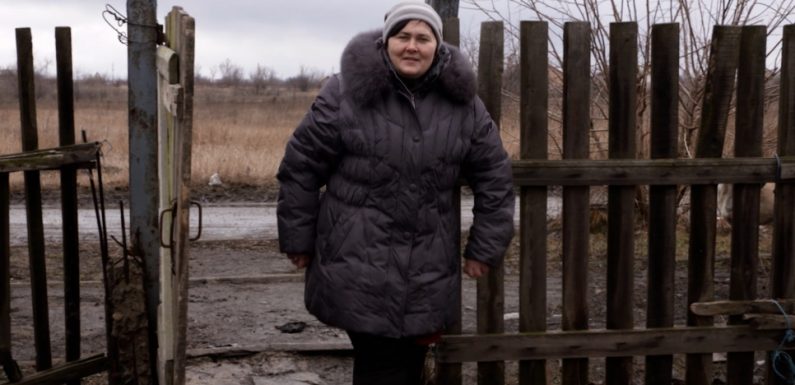 Ukraine : Une famille déménage sans cesse pour fuir les bombardements