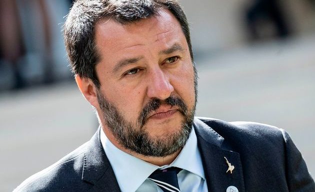 Matteo Salvini réintroduit « père » et « mère » sur les formulaires officiels en Italie