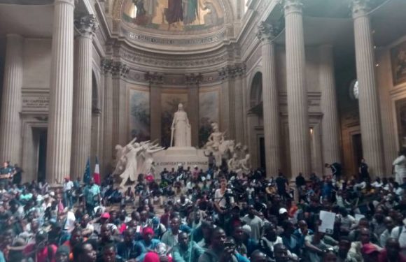 France: gilets noirs storm the Pantheon