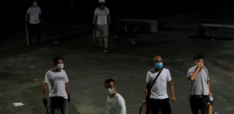 A Hong Kong, des hommes masqués brutalisent des manifestants anti-gouvernementaux