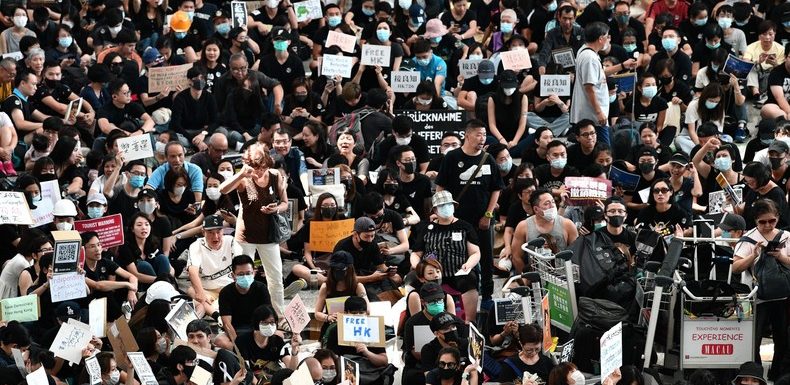 Hong Kong : manifestation à l’aéroport pour informer les voyageurs (IMAGES)