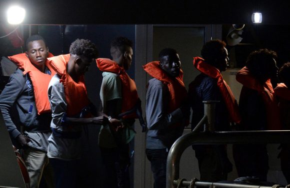 Italie : 135 migrants bloqués sur un navire des garde-côtes