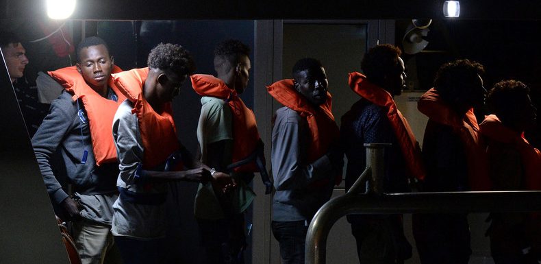 Italie : 135 migrants bloqués sur un navire des garde-côtes