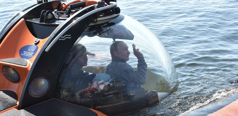 Vladimir Poutine plonge à bord d’un submersible en mémoire d’un sous-marin soviétique naufragé