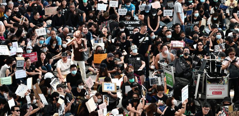 Tensions à Hong Kong où les manifestants défilent dans les rues malgré l’interdiction