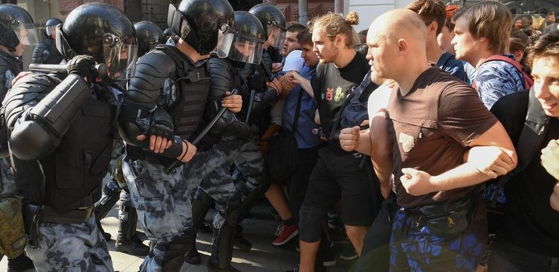 La France appelle à la «libération rapide» des manifestants arrêtés en Russie