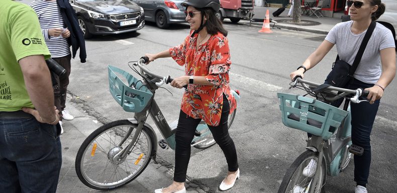 Quand Anne Hidalgo se rend sur le Tour de France pour promouvoir le vélo… en Falcon