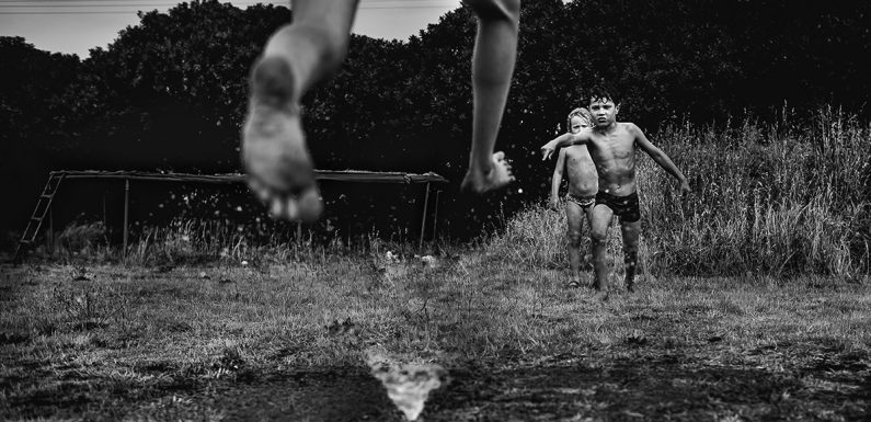 Une photographe montre la beauté de l’enfance passée sans appareils modernes