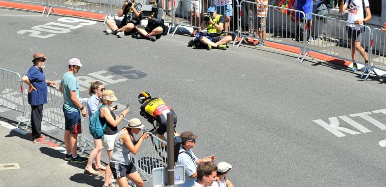 VIDEO. Tour de France 2019: La violente chute de Wout Van Aert contre les barrières lors du contre-la-montre