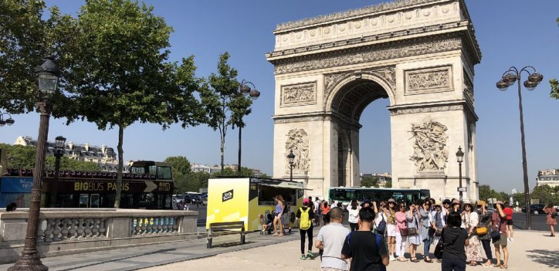 Canicule: Les touristes adaptent leur visite de Paris à cause des fortes chaleurs