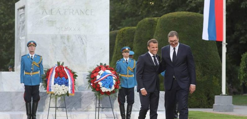 Macron reconquiert les Serbes en parlant leur langue