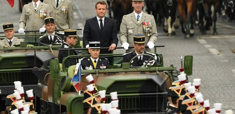 Défilé du 14 juillet: Macron, sifflé, passe ne revue les troupes sur les Champs-Elysées