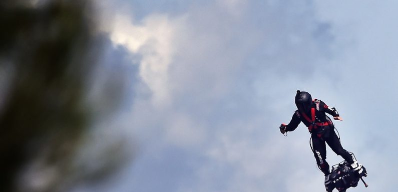 Traversée de la Manche en Flyboard: Doigts arrachés, voiture volante et «bonne étoile»… Le destin fou de Franky Zapata