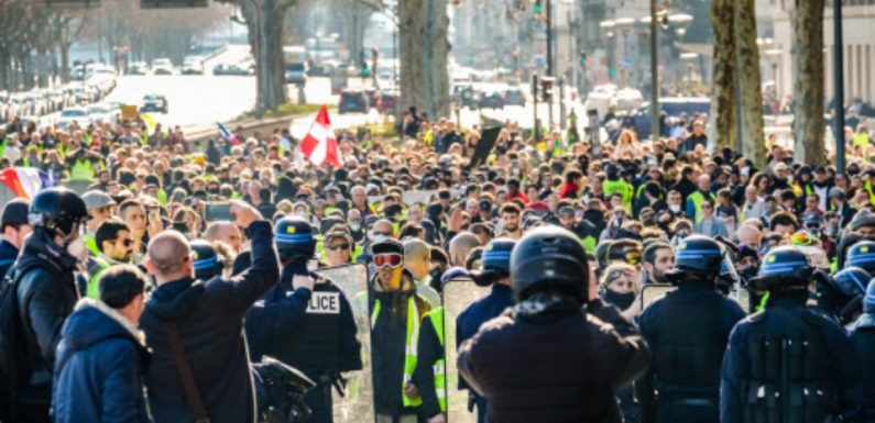 «Gilets jaunes» à Lyon: Huit mois ferme pour avoir caillassé une camionnette de police lors de l’acte 14