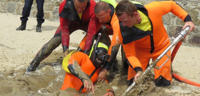 Saint-Malo: Les pompiers testent une nouvelle technique pour sauver les personnes ensablées
