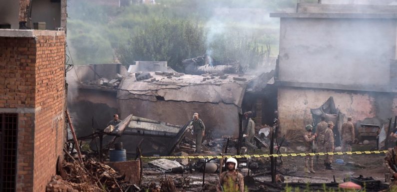 Pakistan: 17 tués dans la chute d’un avion de l’armée en zone habitée