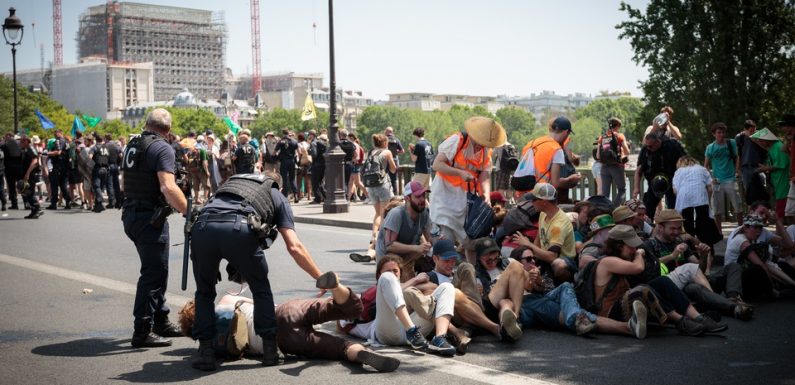 VIDEO. Les images de l’évacuation violente de militants pacifistes pour le climat à Paris suscitent l’indignation