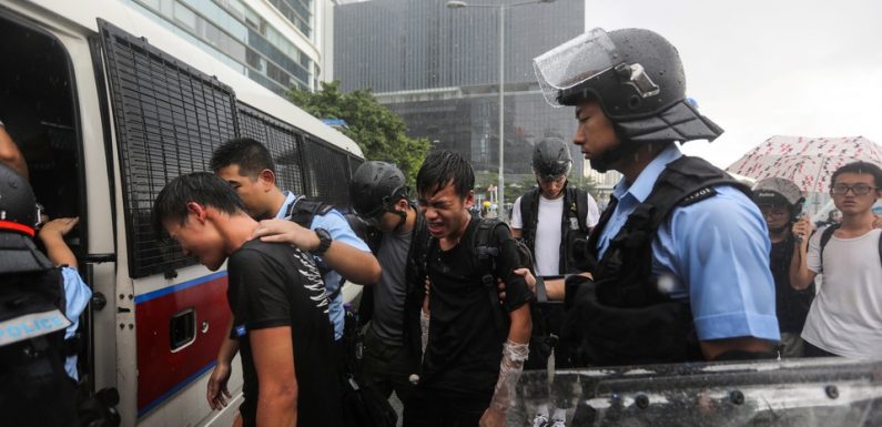 Hong Kong: La police s’attaque aux manifestants pro-démocratie à coups de bâton