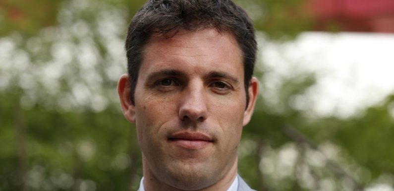 Thuir: Des agriculteurs déversent une benne de fruits et de fumier devant la permanence du député