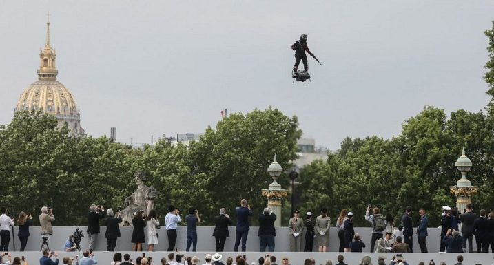 Défilé du 14 juillet : l’homme volant sur son «Flyboard Air» stupéfie les Champs-Elysées