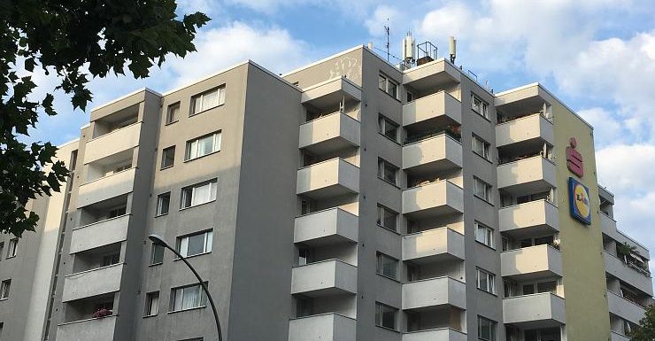 Pendant que Paris se contente de les « encadrer », Berlin gèle les loyers pendant cinq ans