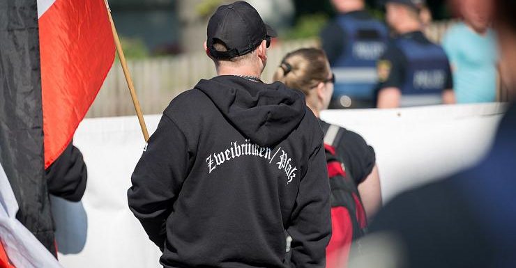 Des réseaux d’extrême droite lourdement armés mis à jour en Italie et en Allemagne