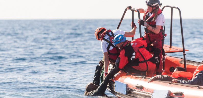 Au moins 150 migrants portés disparus après un naufrage au large de la Libye