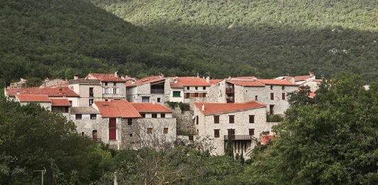 Var : loin des fantasmes, villageois et migrants font la fête ensemble