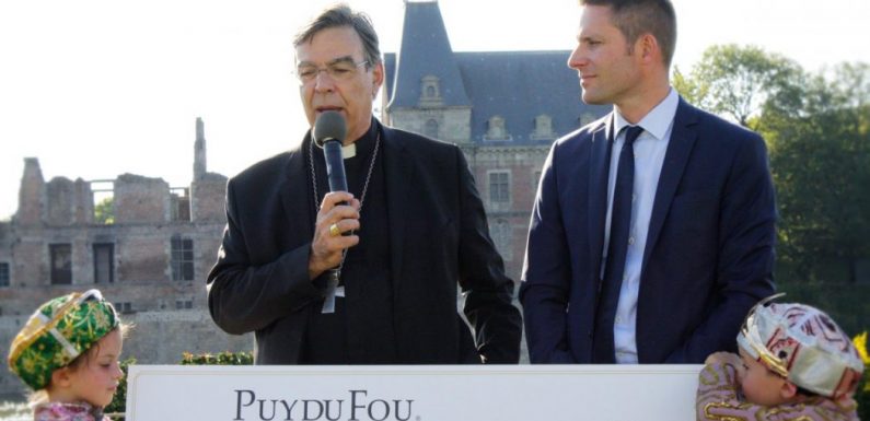 Le Puy du Fou remet 300 000 € pour la restauration de Notre-Dame de Paris