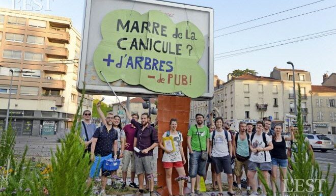 Nancy | Mouvement Des militants recouvrent des panneaux publicitaires