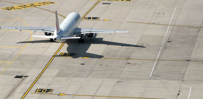 Une écotaxe de 1,50 à 18 euros sur les billets d’avion, annonce le gouvernement