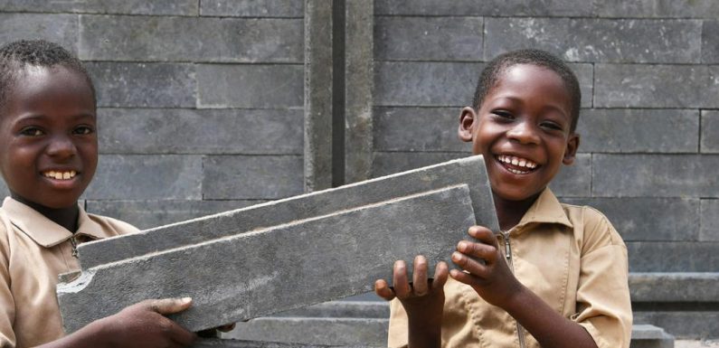 Côte d’Ivoire : une usine de briques en plastique recyclé pour construire des salles de classe