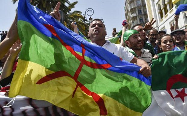 Algérie : 10 ans de prison requis pour avoir défilé avec le drapeau berbère