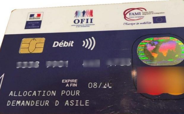 La carte bancaire des demandeurs d’asile au coeur d’une controverse