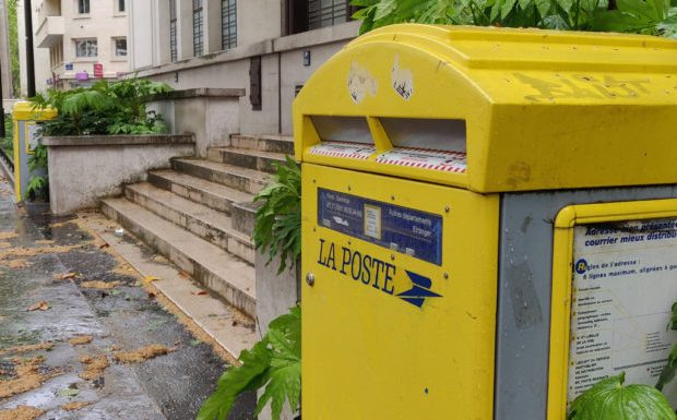 Angers : un individu connu de la justice se fait livrer un pistolet-mitrailleur par La Poste