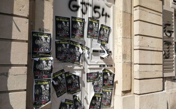 Nancy (54) : la permanence de la députée LREM Carole Grandjean taguée et recouverte d’affiches