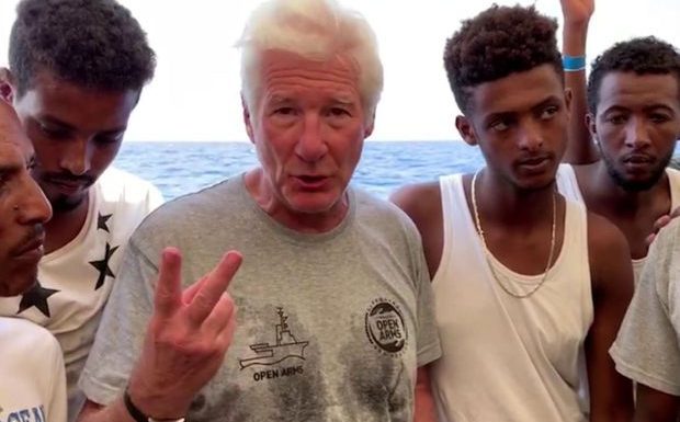 Après avoir milité pour les migrants, Richard Gere profite de la vie sur un yacht de luxe, entouré de jolies filles et de coupes de champagne