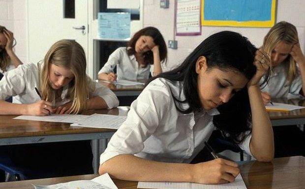 Royaume-Uni : une élève de 16 ans disqualifiée d’un examen et accusée de « racisme » pour avoir critiqué la viande halal