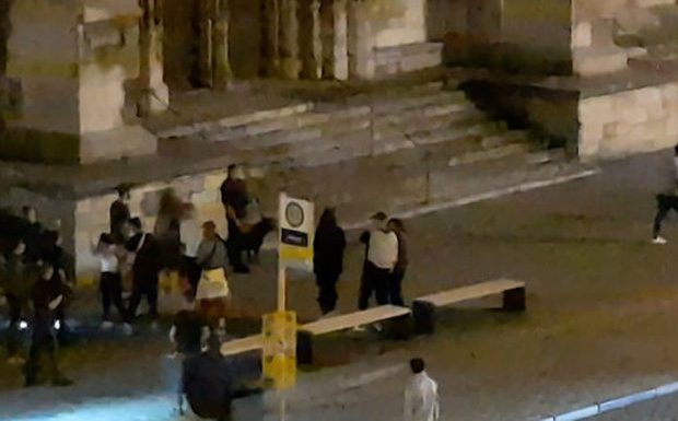 Ratisbonne (Allemagne): émeute sur la place de la cathédrale