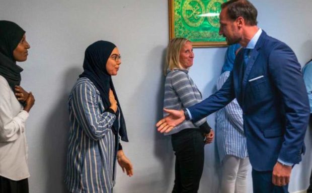 Norvège : les excuses des responsables d’une mosquée, suite au refus de trois musulmanes de serrer la main du prince héritier