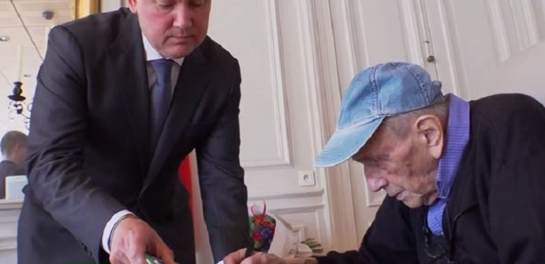France : un artiste-illustrateur centenaire se voit remettre un passeport russe (VIDEO)