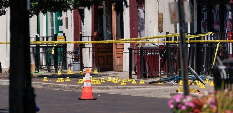 Identité des suspects, motivations : ce que l’on sait des fusillades meurtrières aux Etats-Unis
