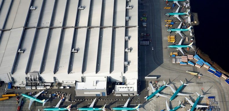 L’immobilisation du 737 MAX fait plonger Boeing et propulse Airbus