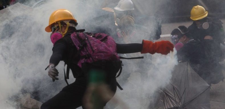 Lacrymo et lasers : les impressionnants heurts entre manifestants et police à Hong Kong (IMAGES)