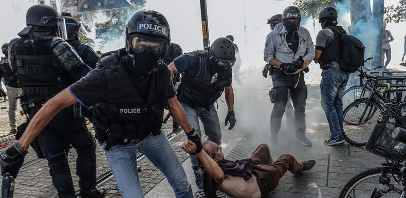 L’image d’un policier semblant étrangler un homme a bien été prise à Nantes lors d’une manifestation