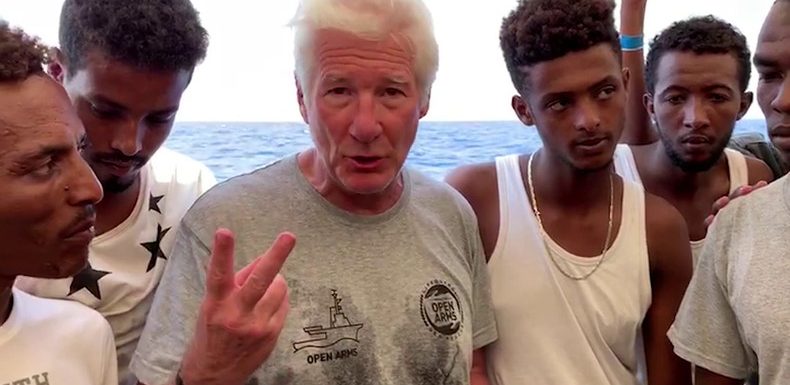 Richard Gere monte sur l’Open Arms pour soutenir les migrants, Twitter réagit
