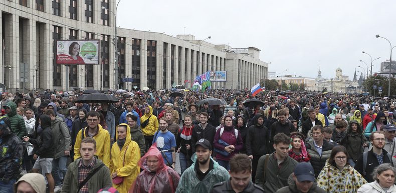 En Russie, les manifestations se poursuivent depuis près d’un mois (IMAGES)