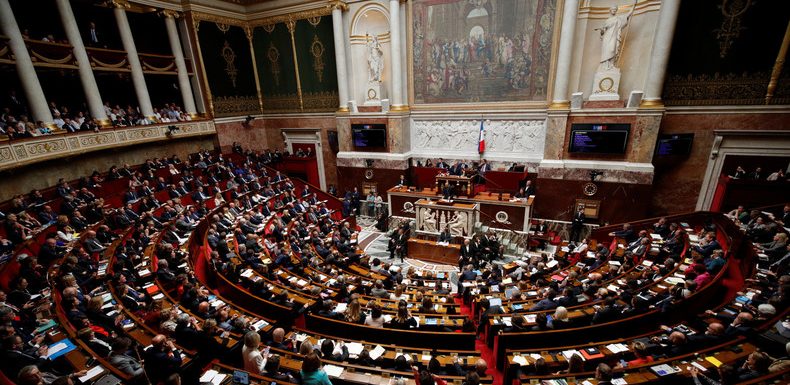 Trop de pouvoirs et trop d’argent ? L’Ifop demande aux Français ce qu’ils pensent de leurs élus