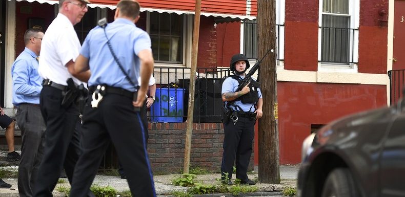 Philadelphie : un homme retranché blesse six policiers avant de se rendre