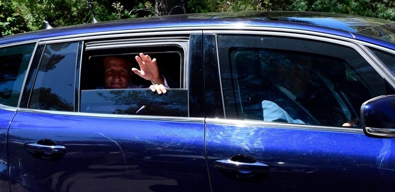 Commémorations en Provence : le bain de foule pas si spontané d’Emmanuel Macron